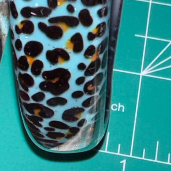 Vintage blue lucite animal design plastic bangle bracelet - Picture 4 of 6